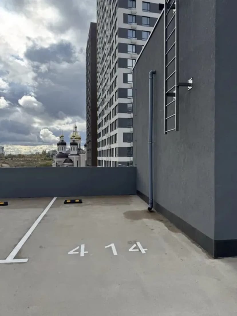 Паркомісце на 4-му поверсі для великого авто