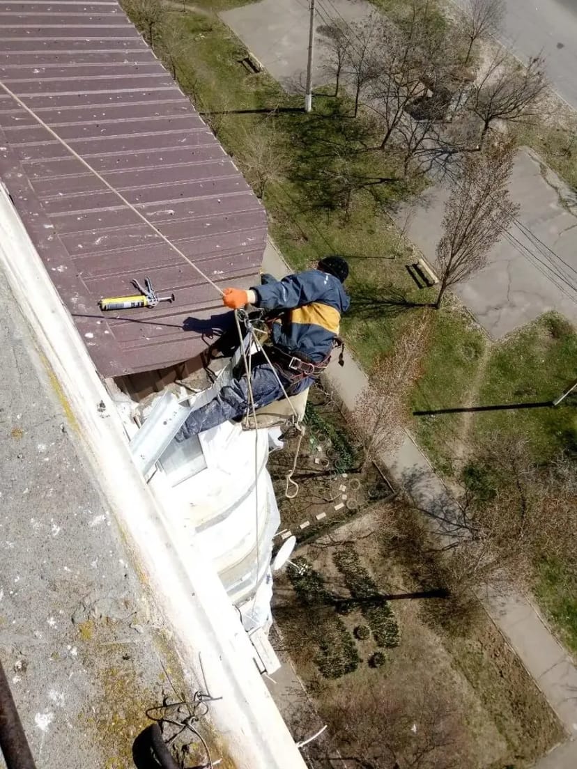 Монтаж дахів на балконів