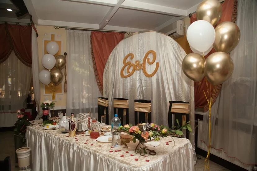 Весільна арка та спідниця на стіл для молодих