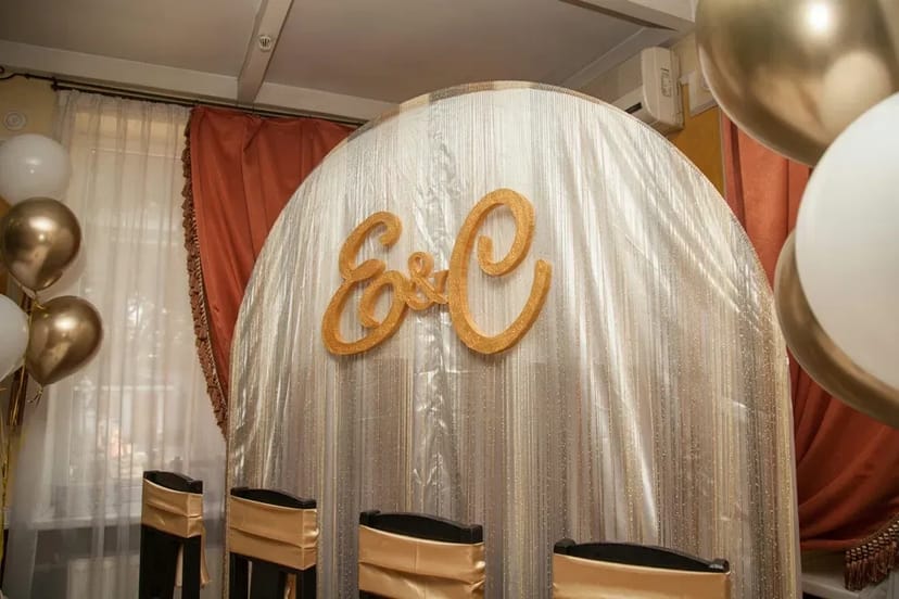 Весільна арка та спідниця на стіл для молодих