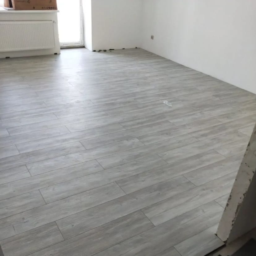 Укладання підлогового покриття, ламінату, кварцвінілу. Установка плінтусів