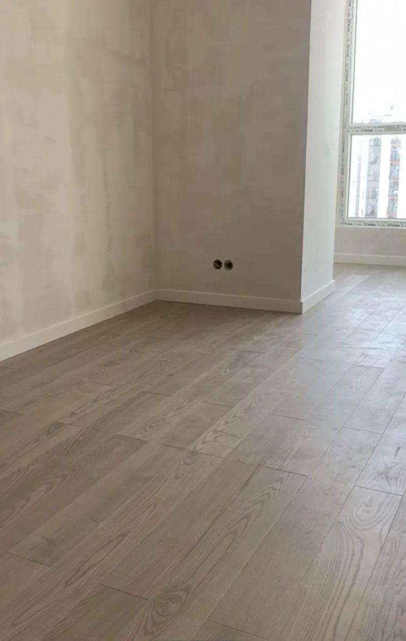 Укладання підлогового покриття, ламінату, кварцвінілу. Установка плінтусів