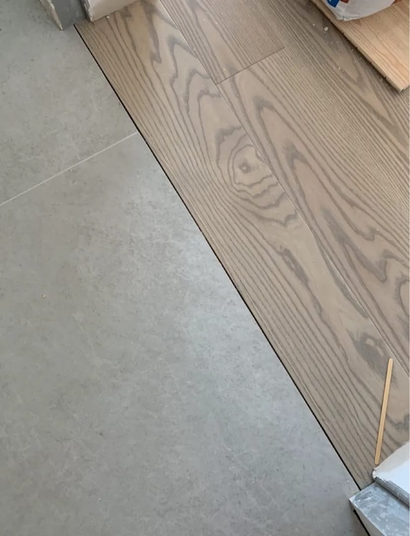 Укладання підлогового покриття, ламінату, кварцвінілу. Установка плінтусів