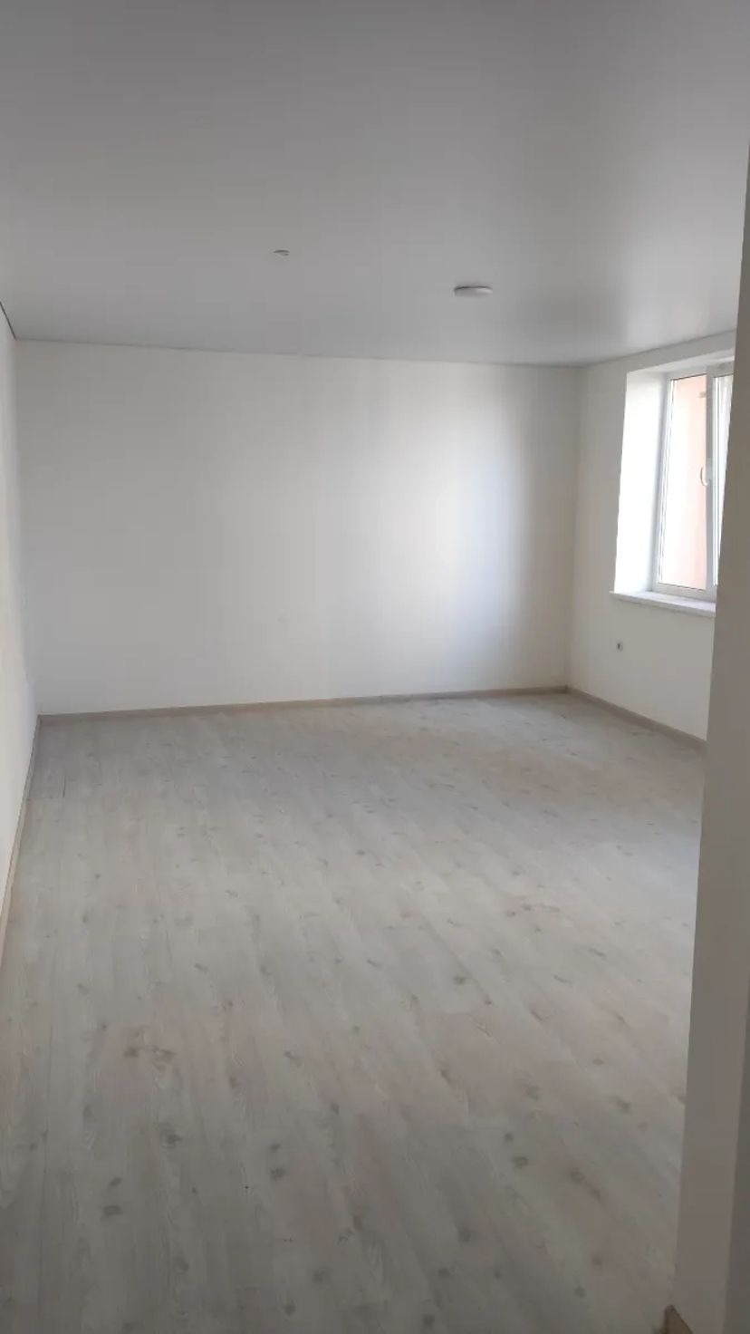 Укладання підлогового покриття, ламінату, кварцвінілу. Установка плінтусів