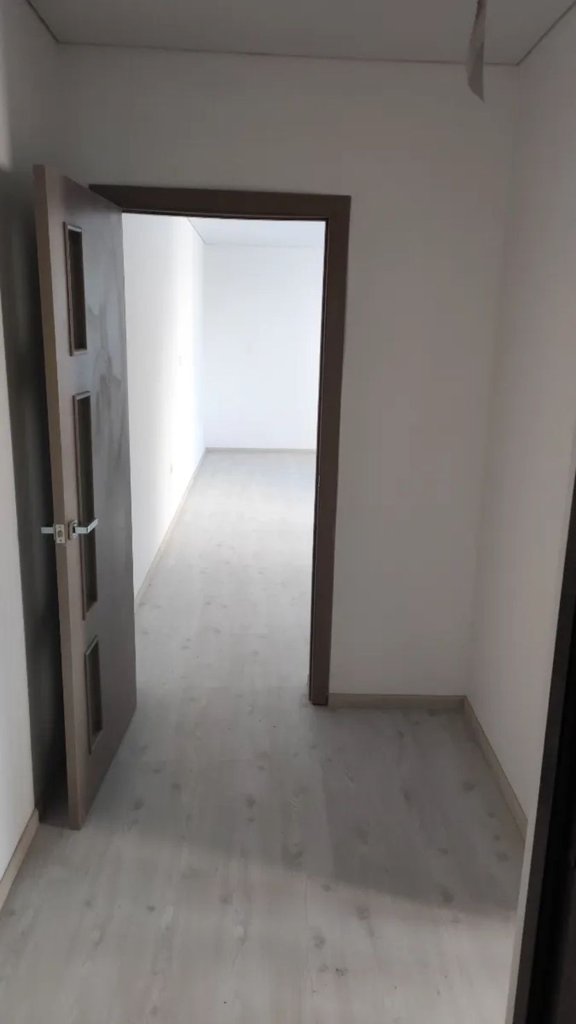 Укладання підлогового покриття, ламінату, кварцвінілу. Установка плінтусів