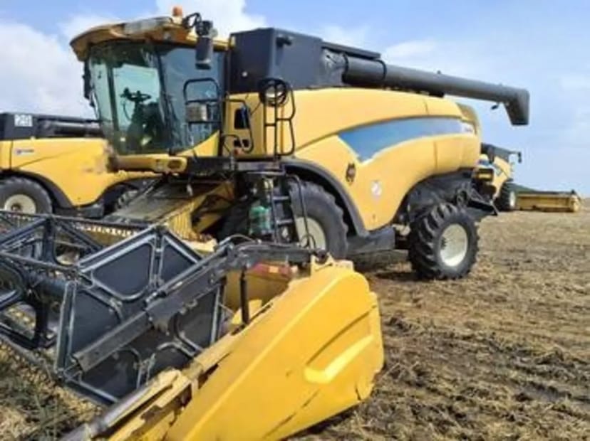 Комбайн New Holland СX8080 для збору врожаю