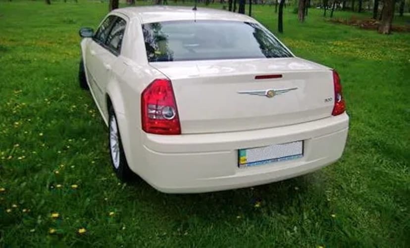 130 Авто на весілля Chrysler 300C ванільний 