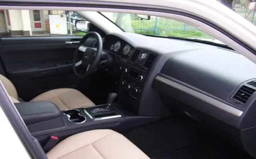 130 Авто на весілля Chrysler 300C ванільний 