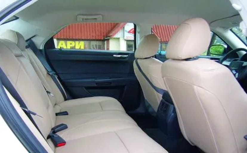 130 Авто на весілля Chrysler 300C ванільний 
