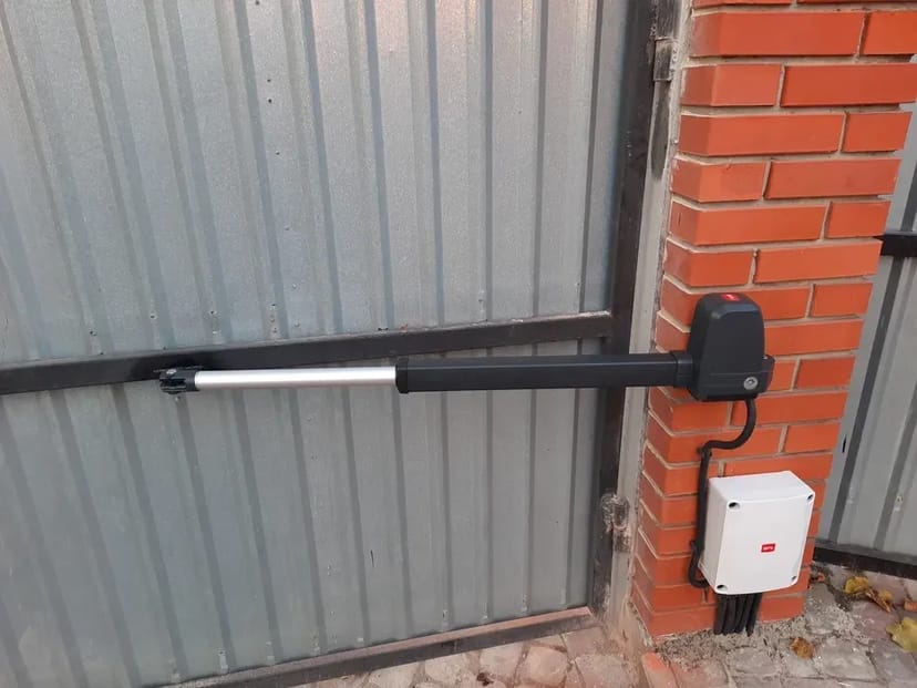 Автоматика для розпашних воріт: Відкривайте ворота не виходячи з авто!