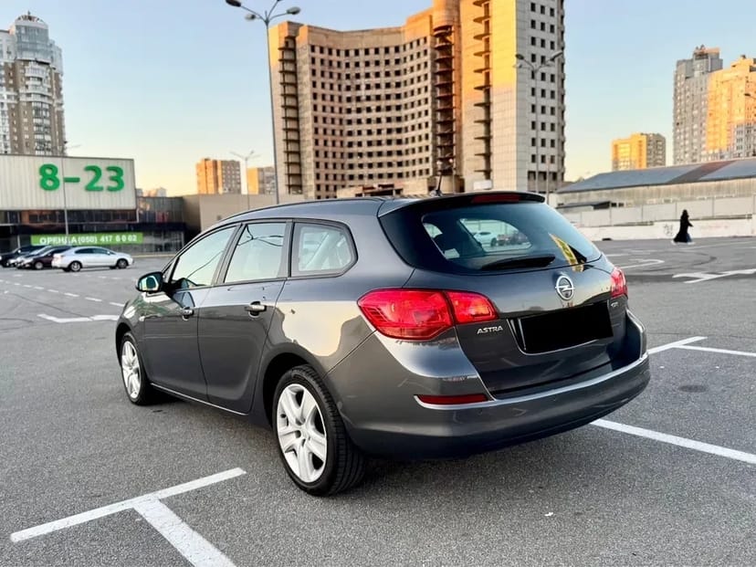 Автомобіль Opel Astra J, 2011