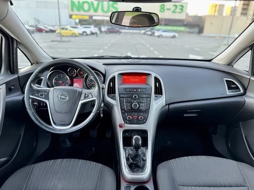 Автомобіль Opel Astra J, 2011