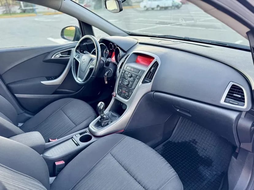 Автомобіль Opel Astra J, 2011