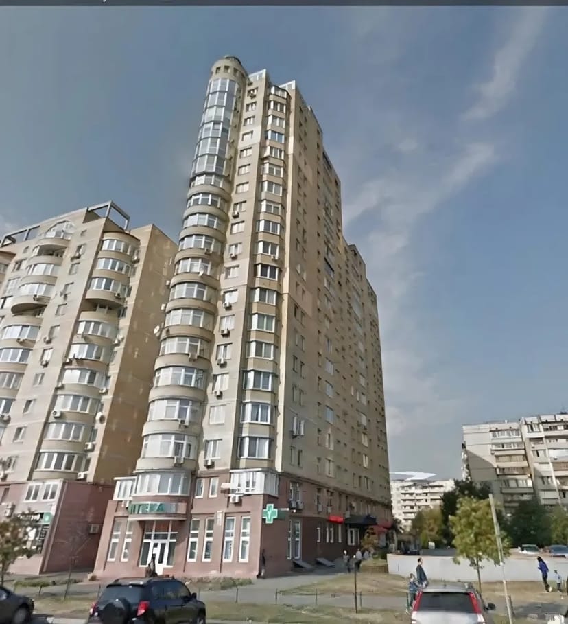 Місце в паркінгу Микільсько-Слобідська, 2б