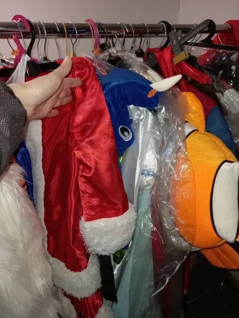 Дитячі карнавальні костюми і святкові сукні