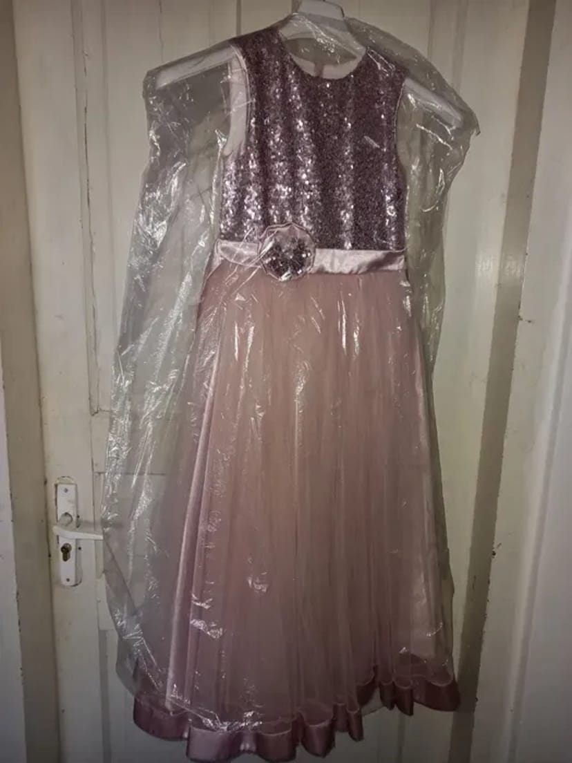 Дитячі карнавальні костюми і святкові сукні