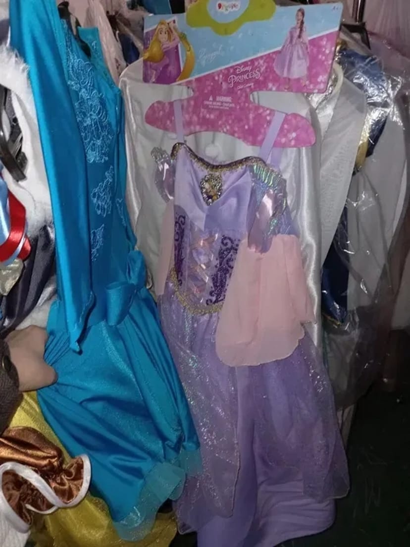 Дитячі карнавальні костюми і святкові сукні