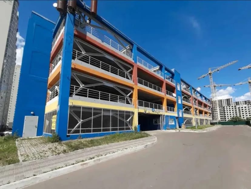 Паркомісце в елітному паркінгу