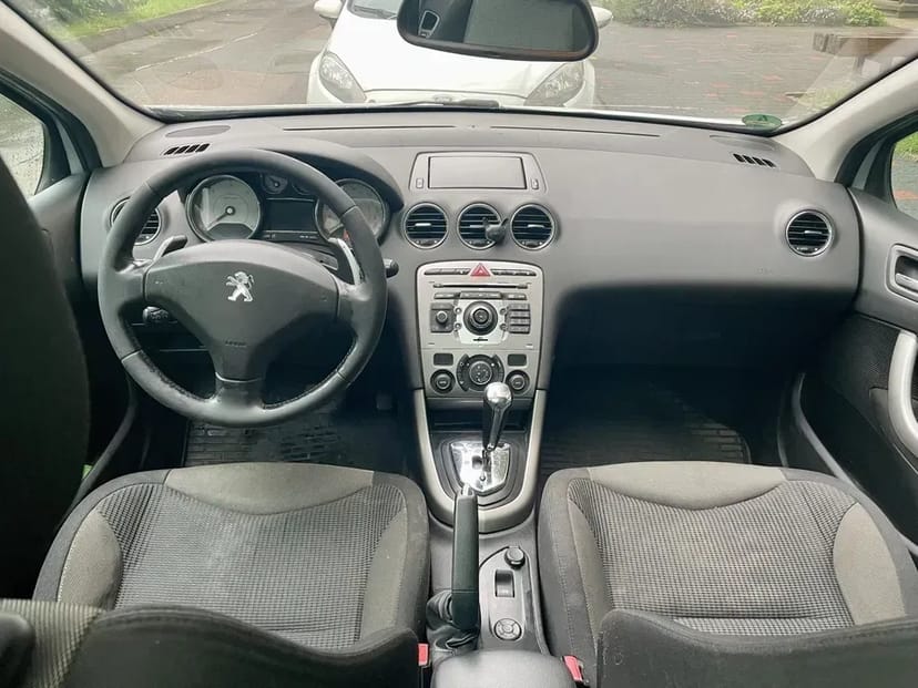 Авто Пежо 308 з роботизованою АКП