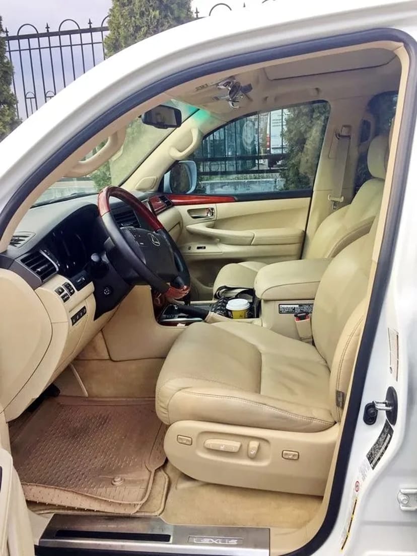 243 Позашляховик на весілля Lexus LX570 білий