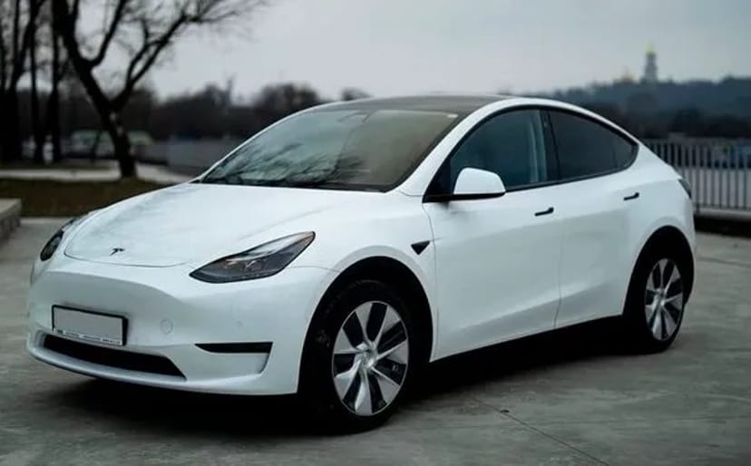 033 Авто Tesla Model Y біла без водія
