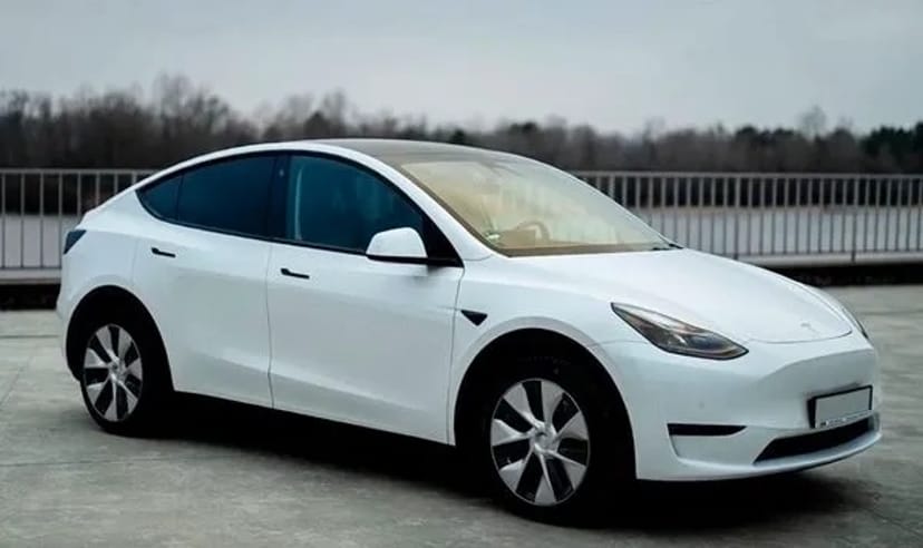 033 Авто Tesla Model Y біла без водія