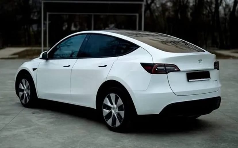 033 Авто Tesla Model Y біла без водія