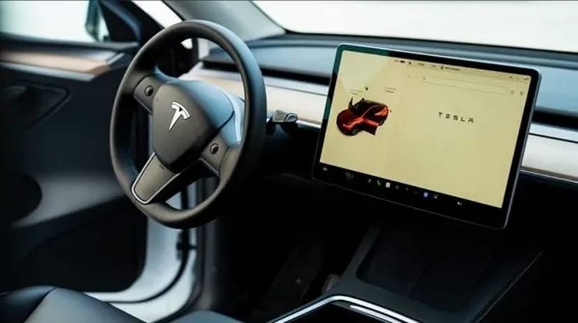 033 Авто Tesla Model Y біла без водія