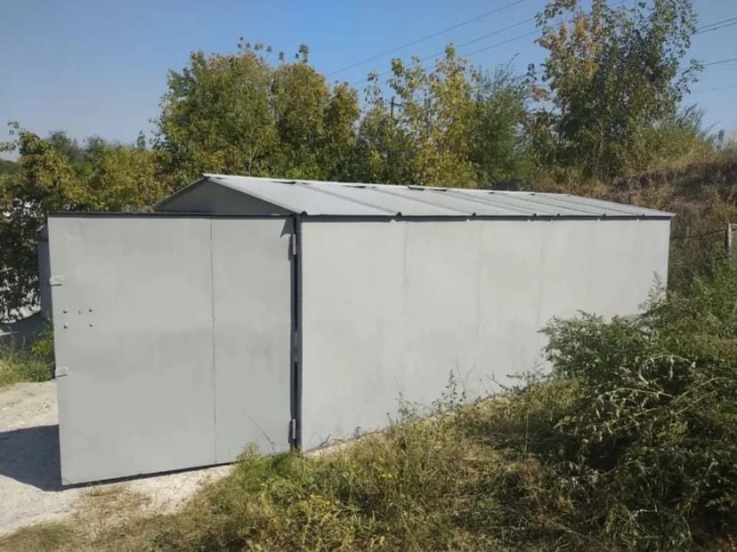 Металевий гараж у кооперативі зі зручним заїздом