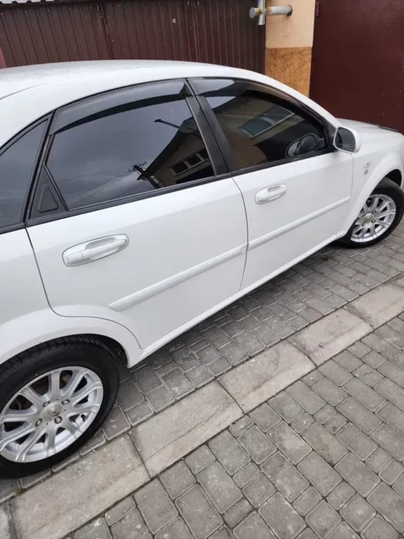 Автомобілі різних моделей та бюджетів