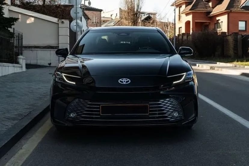 214 Авто Toyota Camry 2025 XV80 з водієм без водія