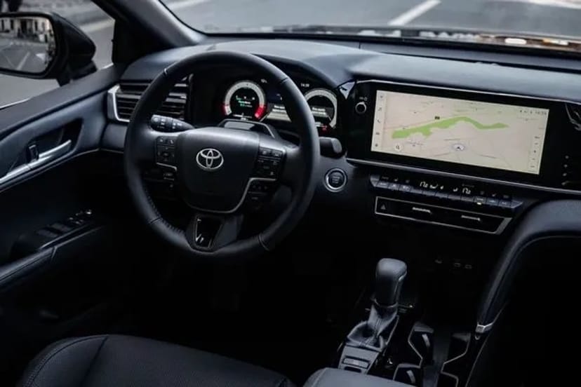 214 Авто Toyota Camry 2025 XV80 з водієм без водія