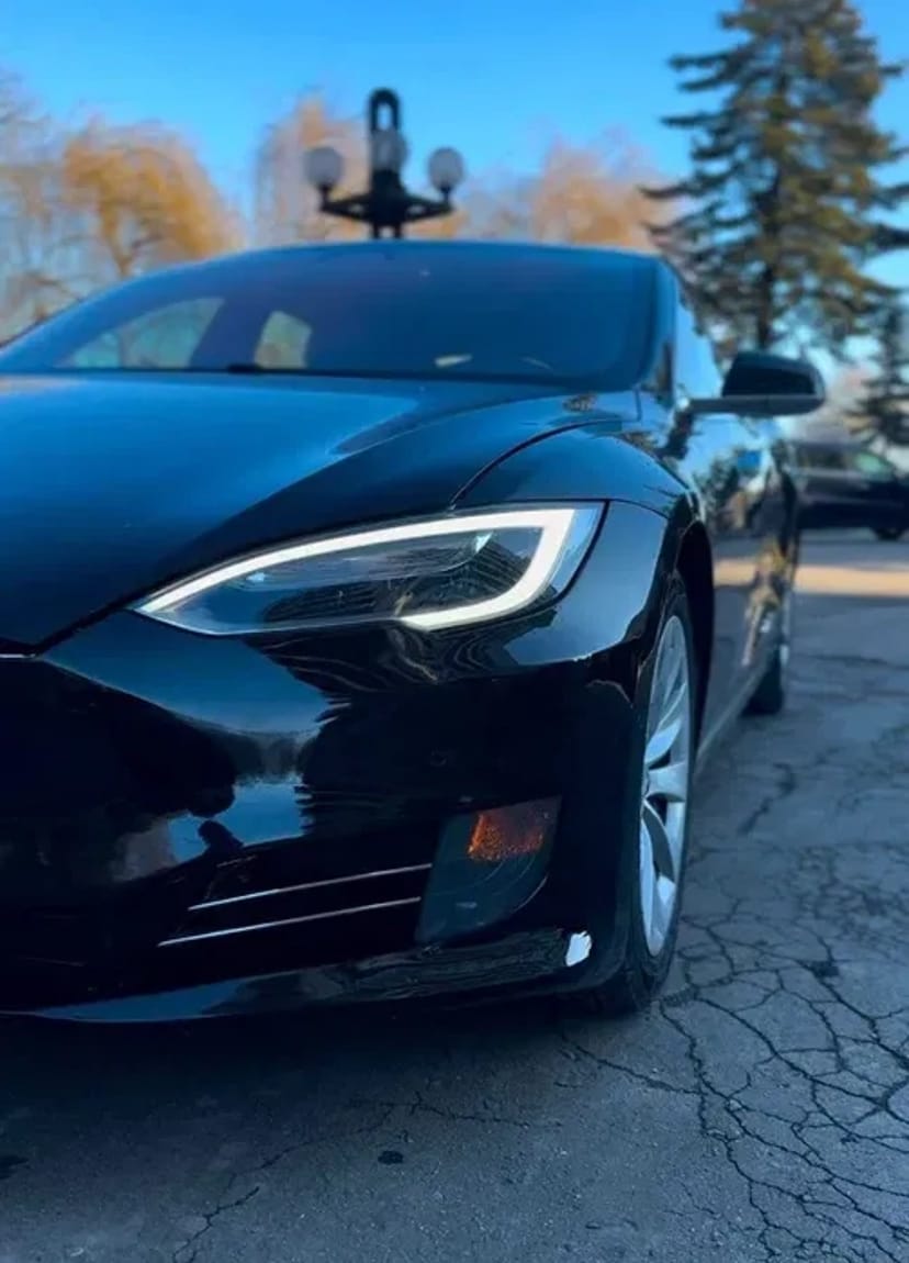 Автомобіль Tesla Model S ,