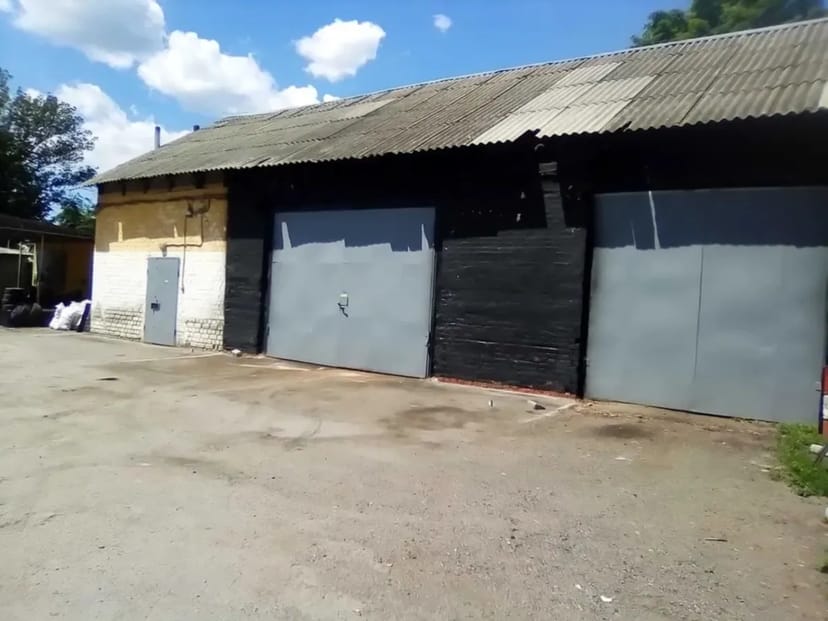 Велике гаражне приміщення з ямами та воротами