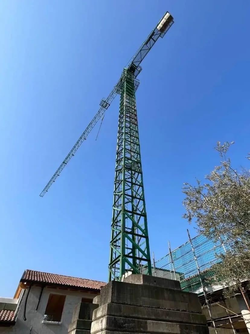 Баштовий кран з вертикальною структурою