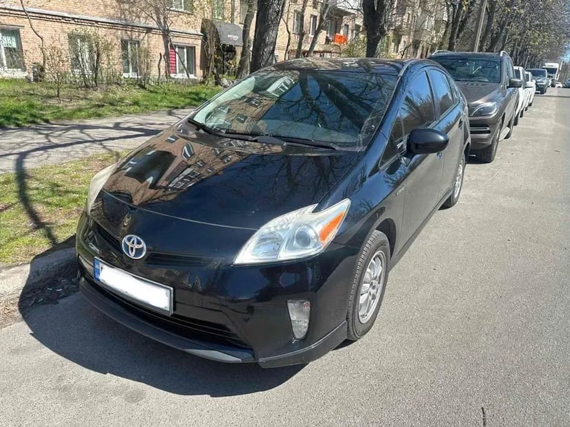 Авто Toyota Prius для особистого використання та під таксі