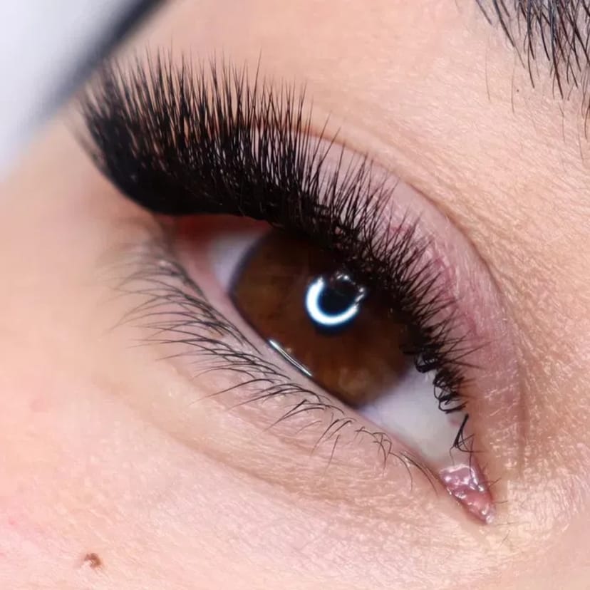 Професійне нарощування вій для створення виразного та ідеального погляду