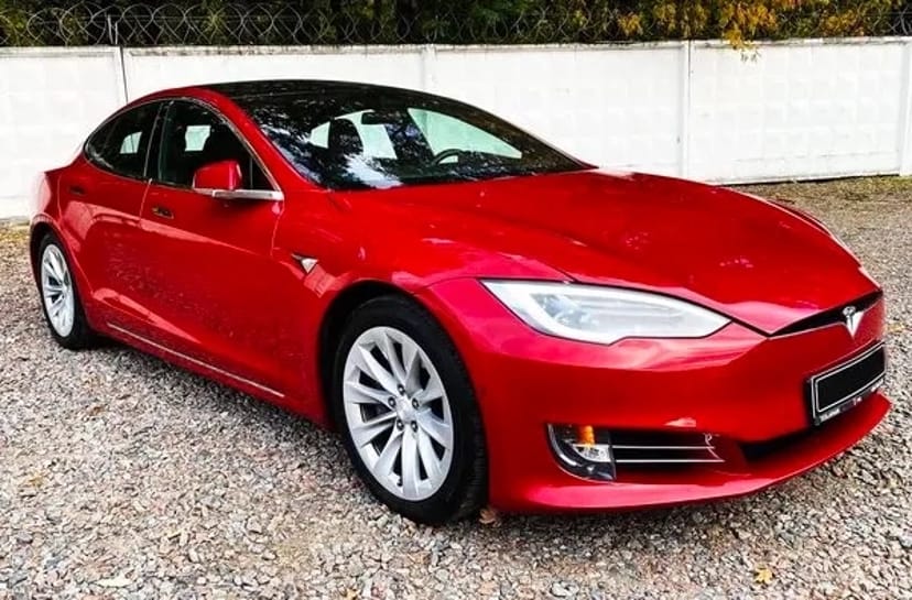 054 Tesla Model S без водія з водієм