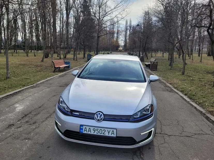 Volkswagen e-Golf в гарній комплектації
