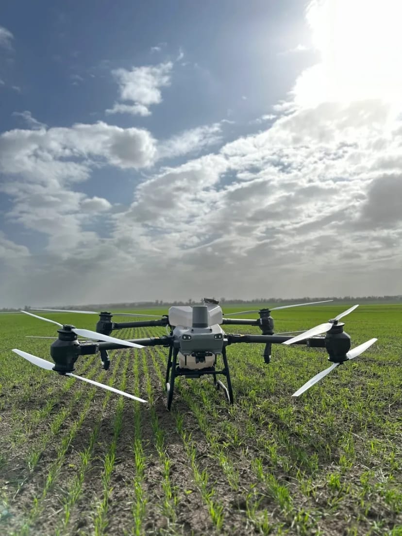 Агродрон DJI Agras T50, для обприскування полів та внесення добрив.