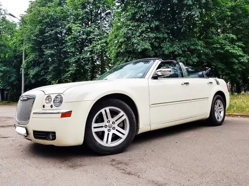 220 Кабріолет Chrysler 300C білий на весілля зйомки
