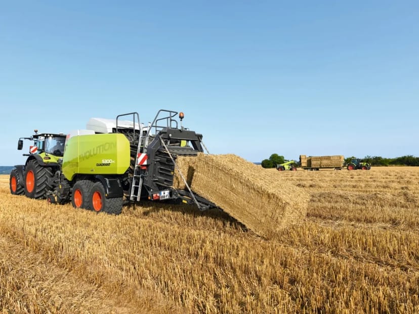 Прес-підбирач CLAAS QUADRANT для пресування соломи, сіна