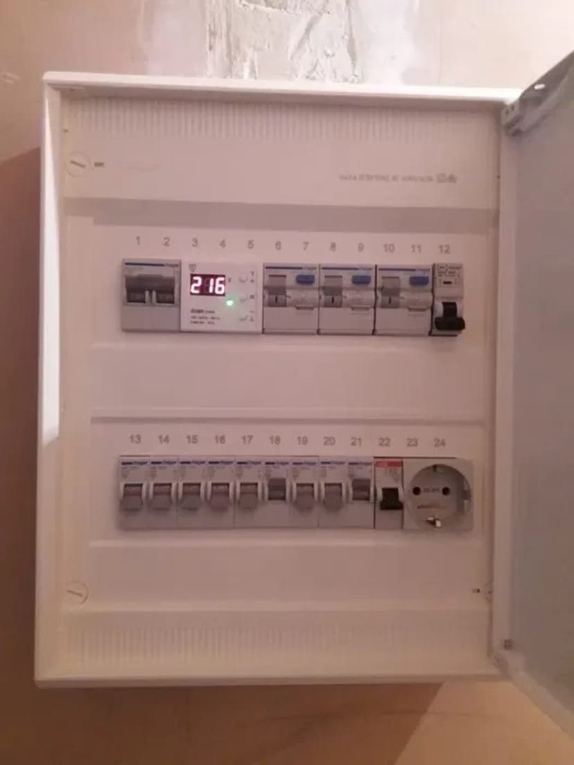 Кваліфікований електрик із великим досвідом роботи.