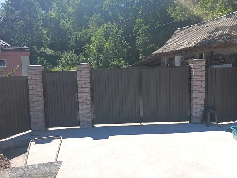 Установка Забора з Профнастила.