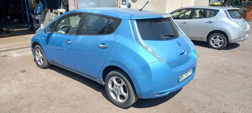 Авто Nissan під таксі на довготривалий час.