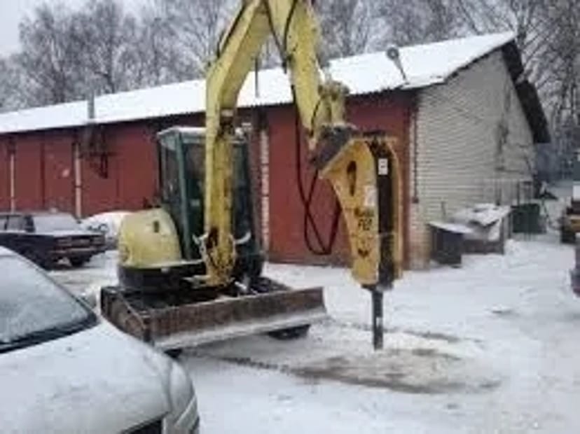 Гідромолот на базі повноповоротного екскаватора Yanmar 6 тонн