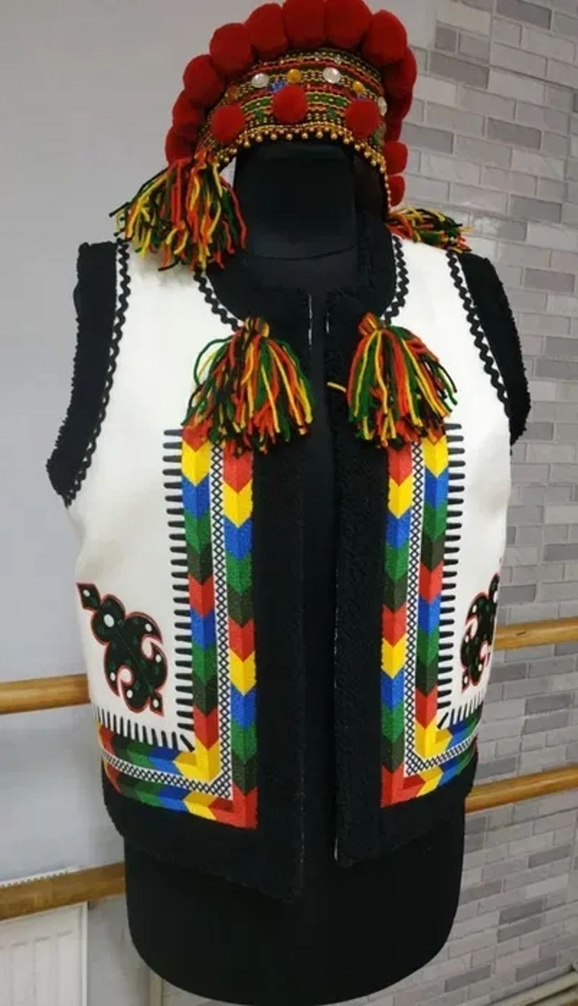 Сцена костюм сорочка кептар жупан вінок гуцул вишивка машинна індивідуальна.