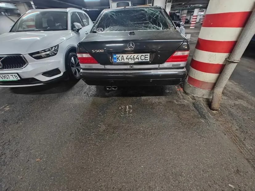 Паркомісце №16 з можливістю заряджання електромобіля