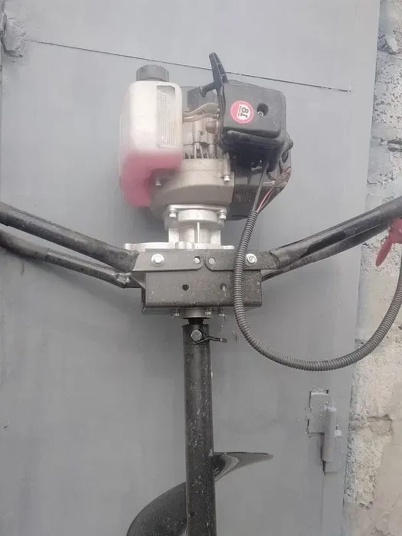 Мотобур бензиновий для швидкого буріння ям у ґрунті