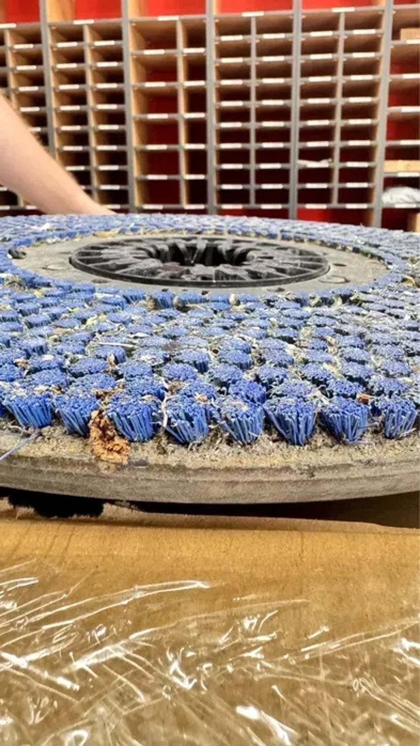 Заміна нової ворси для щіток підлогомийних машин